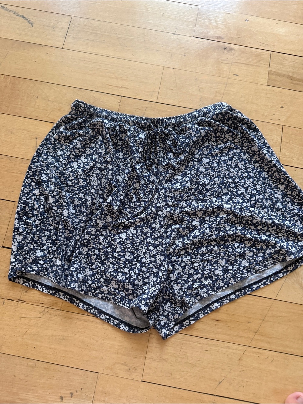 Uniqlo Navy and White Floral Shorts XS